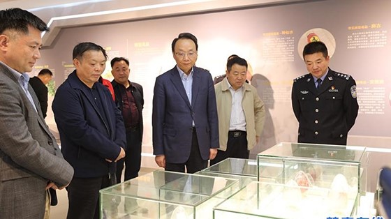 市委常委、政法委書記楊健蒞臨縣禁毒教育基地參觀指導(dǎo)